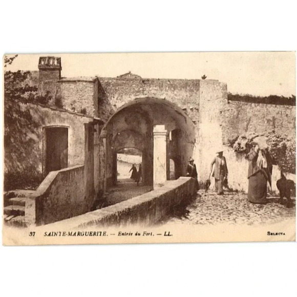 No. 37 SAINTE-MARGUERITE. - Entrée du Fort. - LL.- Cannes, France Postcard - Picture 1 of 2